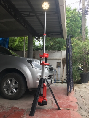 สปอร์ตไลภาคสนามไร้สายพร้อมแบต5แอม1ก้อนและแท่นชาร์จ Milwaukee 2130-20P