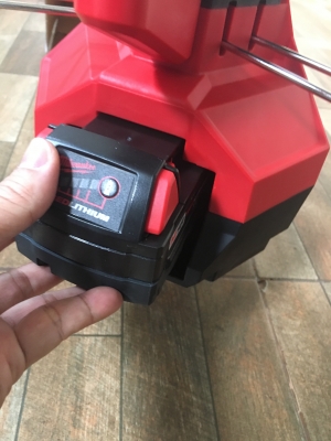 สปอร์ตไลภาคสนามไร้สายพร้อมแบต5แอม1ก้อนและแท่นชาร์จ Milwaukee 2130-20P สปอร์ตไลภาคสนามไร้สายพร้อมแบต5แอม1ก้อนและแท่นชาร์จ Milwaukee 2130-20P