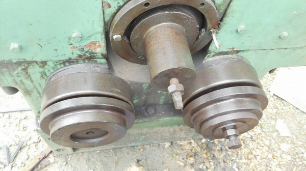 เครื่องม้วนเหล็กญี่ปุ่น หน้ากว้าง 2000 มม ม้วนหนา 25 มม เพลาตัน 12" หัวเพลาม้วนแป้ปได้ นน 7000 kg เก่านอกพร้อมใช้