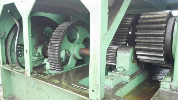 เครื่องม้วนเหล็กญี่ปุ่น หน้ากว้าง 2000 มม ม้วนหนา 25 มม เพลาตัน 12" หัวเพลาม้วนแป้ปได้ นน 7000 kg เก่านอกพร้อมใช้