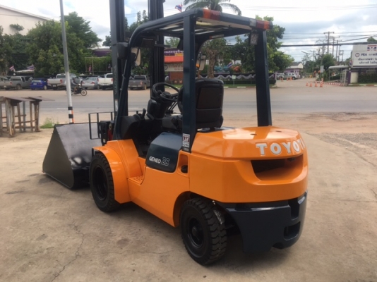 ขายรถโฟลคลิฟท์ TOYOTA  7FD25  , เสายกสูง 5 เมตร , เครื่องยนต์ดีเซล 2Z ,งาปรับคว่ำหงาย , ปุ้งกี๋ทรงโค้งปากกว้าง 1.7 เมตร , รถนำเข้าแท้จากญี่ปุ่น 100\%  ( รถไม่เคยใช้งานในเมืองไทย นำเข้าจากญี่ปุ่น )