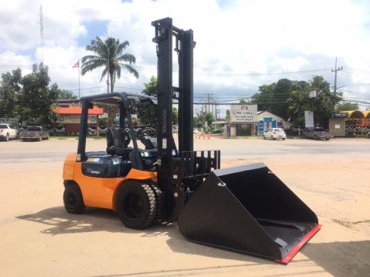 ขายรถโฟลคลิฟท์ TOYOTA  7FD25  , เสายกสูง 5 เมตร , เครื่องยนต์ดีเซล 2Z ,งาปรับคว่ำหงาย , ปุ้งกี๋ทรงโค้งปากกว้าง 1.7 เมตร , รถนำเข้าแท้จากญี่ปุ่น 100\%  ( รถไม่เคยใช้งานในเมืองไทย นำเข้าจากญี่ปุ่น )