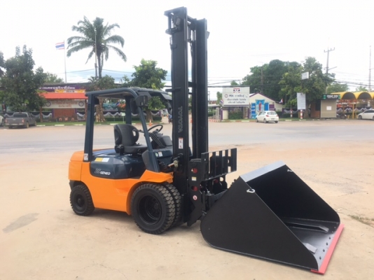 ขายรถโฟลคลิฟท์ TOYOTA  7FD25  , เสายกสูง 5 เมตร , เครื่องยนต์ดีเซล 2Z ,งาปรับคว่ำหงาย , ปุ้งกี๋ทรงโค้งปากกว้าง 1.7 เมตร , รถนำเข้าแท้จากญี่ปุ่น 100\%  ( รถไม่เคยใช้งานในเมืองไทย นำเข้าจากญี่ปุ่น )