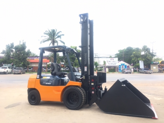 ขายรถโฟลคลิฟท์ TOYOTA  7FD25  , เสายกสูง 5 เมตร , เครื่องยนต์ดีเซล 2Z ,งาปรับคว่ำหงาย , ปุ้งกี๋ทรงโค้งปากกว้าง 1.7 เมตร , รถนำเข้าแท้จากญี่ปุ่น 100\%  ( รถไม่เคยใช้งานในเมืองไทย นำเข้าจากญี่ปุ่น )