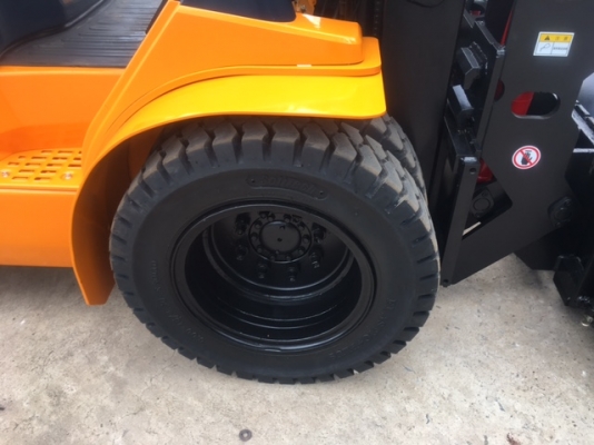 ขายรถโฟลคลิฟท์ TOYOTA  7FD25  , เสายกสูง 5 เมตร , เครื่องยนต์ดีเซล 2Z ,งาปรับคว่ำหงาย , ปุ้งกี๋ทรงโค้งปากกว้าง 1.7 เมตร , รถนำเข้าแท้จากญี่ปุ่น 100\%  ( รถไม่เคยใช้งานในเมืองไทย นำเข้าจากญี่ปุ่น )