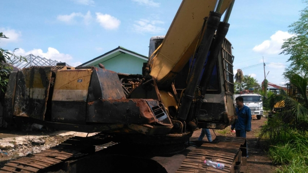 ขายรถแบคโฮ KOMATSU PC200-5ติดคีบ ขายรถแบคโฮ KOMATSU PC200-5ติดคีบ