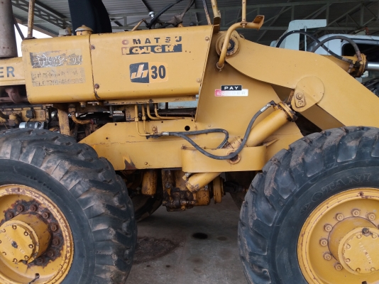 ขายรถตักkomatsu jh30b ติดต่อ0622683801