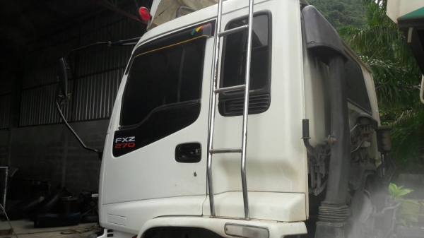 รถอีซุซุ 10 ล้อดั้ม FXZ 270 แรงม้า ปี 47. สนใจติดต่อ 081 - 6079515