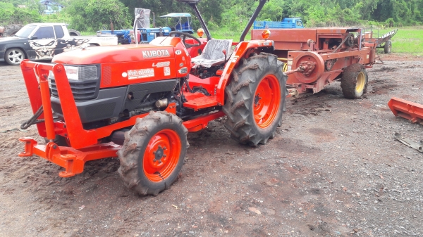 ขายด่วน4508อุปกรดันหน้าผานหลังแถมเครื่องอัดฟางยี่ห้อนิวฮอนแลนอีกตัวเพียง350000สนใจสอบถาม0868026494