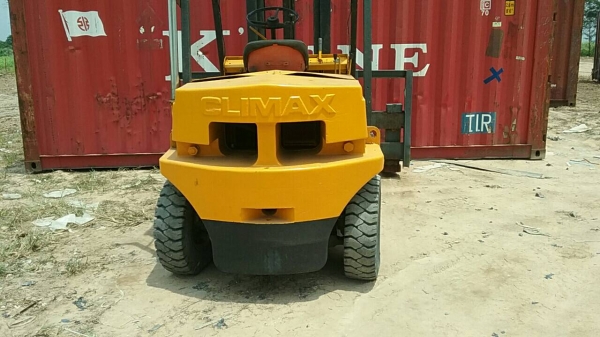 โฟลคลิฟท์ ขนาด 4 ตัน ยกตู้คอนเทนเนอร์ 20 ฟุต ซ้อนได้ 2ชั้น