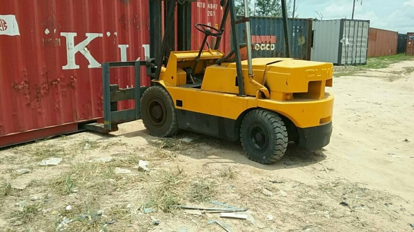 โฟลคลิฟท์ ขนาด 4 ตัน ยกตู้คอนเทนเนอร์ 20 ฟุต ซ้อนได้ 2ชั้น