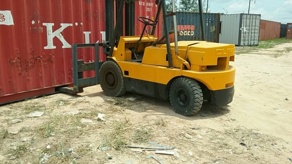 โฟลคลิฟท์ ขนาด 4 ตัน ยกตู้คอนเทนเนอร์ 20 ฟุต ซ้อนได้ 2ชั้น