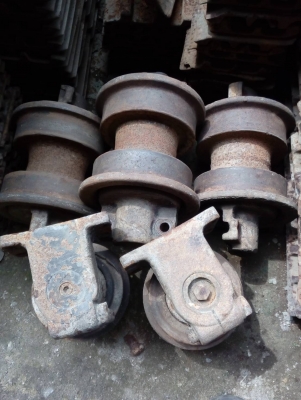 ขายลอนเลอร์ และแคเลีย รถแทรกเตอร์ โคมัสสุ D-50-A ของแท้ตราโคมัสสุ มีครบชุดสภาพตามรูปครับ