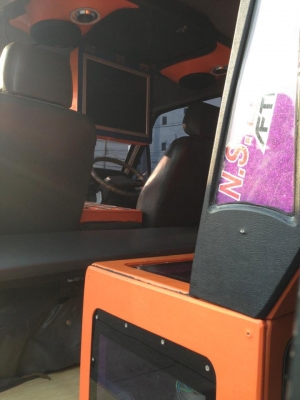 รถตู้บรรทุกเครื่องเสียงเต็มๆ