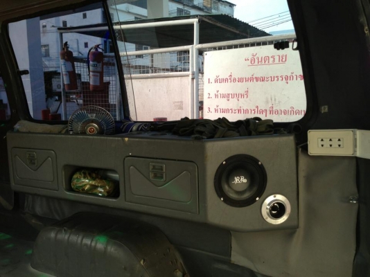 รถตู้บรรทุกเครื่องเสียงเต็มๆ