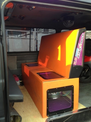 รถตู้บรรทุกเครื่องเสียงเต็มๆ