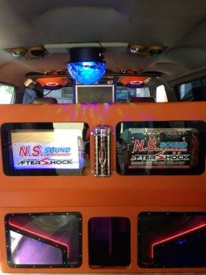 รถตู้บรรทุกเครื่องเสียงเต็มๆ