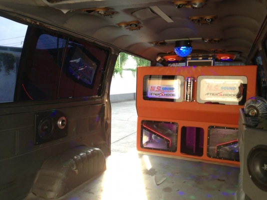 รถตู้บรรทุกเครื่องเสียงเต็มๆ