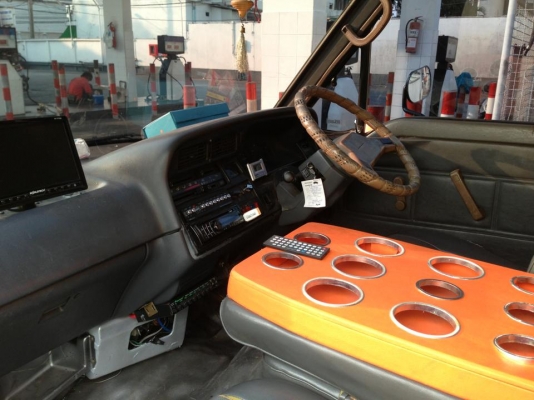 รถตู้บรรทุกเครื่องเสียงเต็มๆ