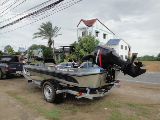 เรือแบสเรนเจอร์ 18 ฟุต เครื่องเมอคิวลี่  125  แรง พร้อมเทเลอร์