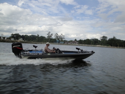 เรือแบสเรนเจอร์ 18 ฟุต เครื่องเมอคิวลี่  125  แรง พร้อมเทเลอร์