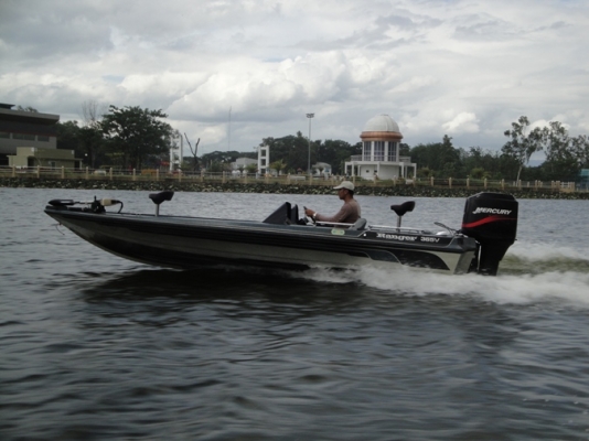 เรือแบสเรนเจอร์ 18 ฟุต เครื่องเมอคิวลี่  125  แรง พร้อมเทเลอร์