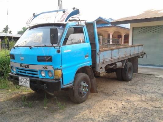 ขาย 6ล้อ ราคาเบาๆ ISUZU KS 110 เครื่อง4BE1 110 แรง แห้งดี แรงดี เกียร์ดี ช่วงล่างเดิมๆ 5น็อต หน้า-หลัง คัสซีดี  ภายในโอเค กระบะยาว4.30ม. พื้นเหล็ก คอกไม้(ไปใส่เอง) ยางดี6เส้น  ขายตามสภาพ จะให้สวย พร้อมใช้ ต้องเก็บอีกนิดหน่อย ราคาต่อรองได้ครับ