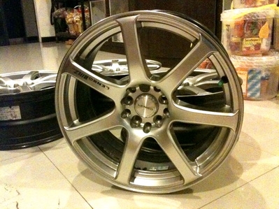 แม็กซ์ Lenso รุ่น Blitz 17 กว้าง 7.5- ET 40 ใส่กับ 5 รู 100 และ 114.3 ได้หมด สภาพสวยพร้อมใส่ได้เลย