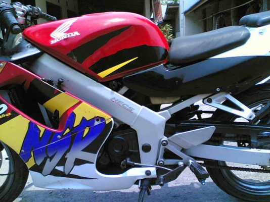 ขาย NSR150rrw เล่มทะเบียนพร้อมชุดโอนเครื่องสมบูรณ์ชุดสีพอใช้ระบบไฟออกหมดไมล์ขึ้นหมดขาย 15500 บาท