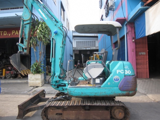 รถขุด KOMATSU รุ่น PC30-7- อาร์มยาว มือสองญี่ปุ่น