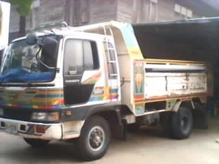 HINO KL 195 HP HO7D หกล้อดั๊มพ์ สมอเงิน ช่วงล่างใหญ่คัชซีสวยมากไม่มีบวม ยาง 8.25 ขอบ 16 หัวเก๋งสมอเงินอย่างสวย ภายในคอนโซลสวยครบ เครื่องเสียง แอร์เย็น พ.เพาเวอร์ ก.ไฟฟ้า กระบะดั๊มพ์เหล็ก 6 ตันยาว 3.60 เมตร เอกสารทะเบียนภาษีครบพร้อมโอนได้เลย ราคาต่อรองได้ค