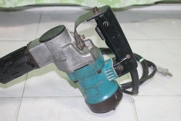 เครื่องสกัดคอนกรีตไฟฟ้ายี่ห้อ makita รุ่น 0810 สภาพพร้อมใช้งานครับ