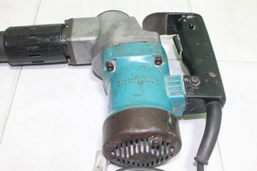 เครื่องสกัดคอนกรีตไฟฟ้ายี่ห้อ makita รุ่น 0810 สภาพพร้อมใช้งานครับ
