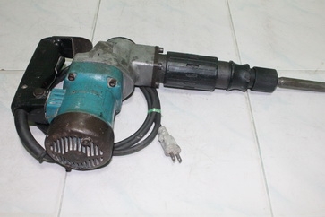 เครื่องสกัดคอนกรีตไฟฟ้ายี่ห้อ makita รุ่น 0810 สภาพพร้อมใช้งานครับ