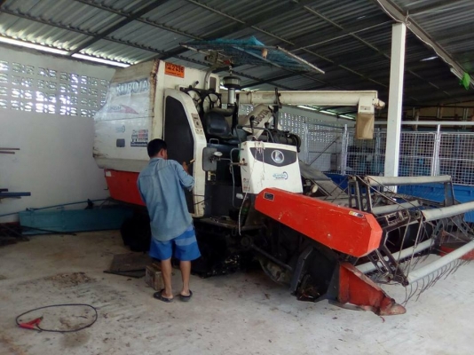 ขายรถเกี่ยวข้าว คูโบต้าDC95ทำงานสองพันชม.ช่วงล่างดีเครื่อง เอกสารเล่มทะเบียนครบ