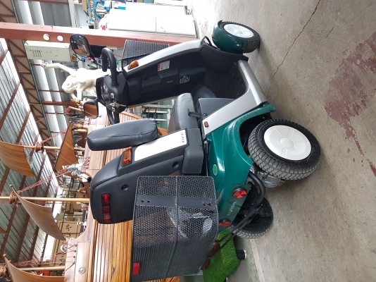 รถไฟฟ้าสี่ล้อผู้สูงอายุ