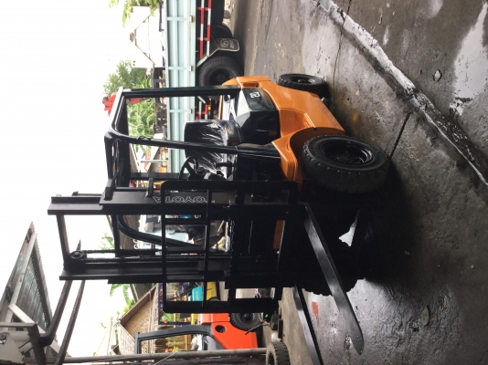 ขาย โฟรคลิฟท์ โตโยต้า รุ่น 7 ดีเซล 2 ตัน เสา 3 เมตร พร้อมใช้งานพร้อมประกัน ราคา 260000  ขายทั้งสด และ ผ่อน  มีเงินมาก  เงินน้อย. พูดคุยกั