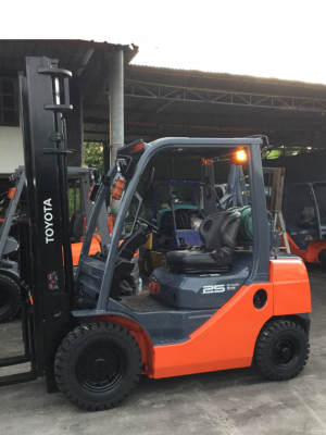 ขาย โตโยต้า รุ่น 8 เบนซิล 2.5 ตันเสาทูฟรีเข้าตู้ ยกสูง 4.5 เมตร