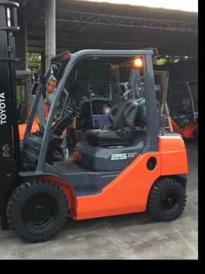 ขาย โตโยต้า รุ่น 8 เบนซิล 2.5 ตันเสาทูฟรีเข้าตู้ ยกสูง 4.5 เมตร