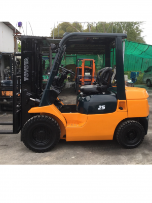 ขาย โฟรคลิฟท์ โตโยต้า รุ่น 7 ดีเซล 2.5 ตัน เสา 3 เมตร