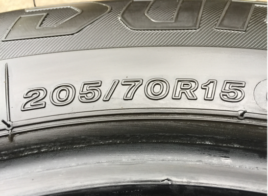 ยาง Bridgestone 205 70 15 ปลายปี16 ดอกเต็ม ไม่มีปะ ใช้ยาว ราคาไม่แพง