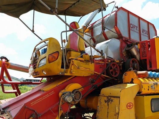 ขายรถเกี่ยวข้าวKM49 ช่วงล่าง12ปั๊ม23ไดกิ้น อุ้ม2.5ตันสภาพพร้อมใช้งานช่วงล่างดี