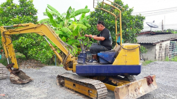 ขายรถแบคโฮ KOMATSU PC30-6 เอกสารอินวอย ราคา 175000