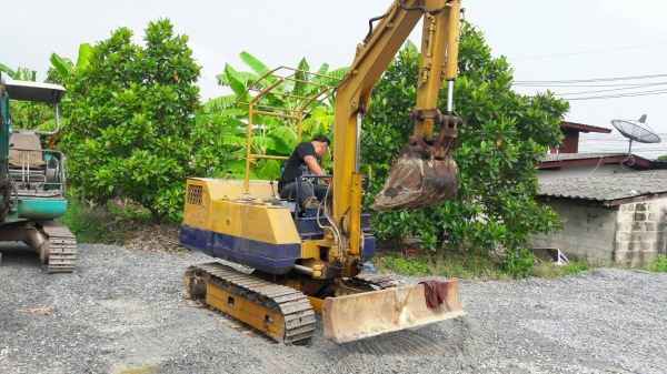 ขายรถแบคโฮ KOMATSU PC30-6 เอกสารอินวอย ราคา 175000