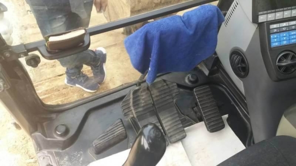 ขาย 1,250,000 KOMATSU pc 120-8 ทำงาน 8,000 ชม. เครื่องดี ปั้มแรง โช่หนา เอวแน่น ไฟฟ้าครบ แอร์เย็น เอกสารแจ้งจำหน่าย  รถอยู่ จ.ราชบุรี  090-772-3710 090-772-3708