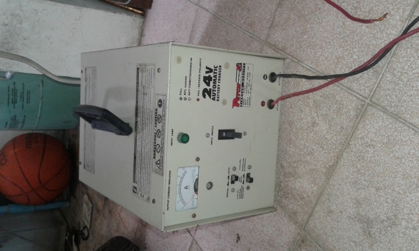 ที่ชาร์ตแบตเตอรรี่ รถยนต์ 24 โวล์น สภาพใหม่ใช้งานน้อยมาก ใช้ดีมาก เป็น Auto