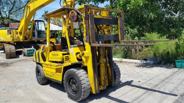 ขายด่วนรถยกดีเซล210,000฿ TOYOTAชั่วโม่งทำงาน น้อย 4FD35ยก4ตันเสา3กะบอกยกสูง3เมตรทูฟรีแผงงาสไลด์รถนอกนำเข้ายังไม่เคยใช้งานในเมืองไทยเลย