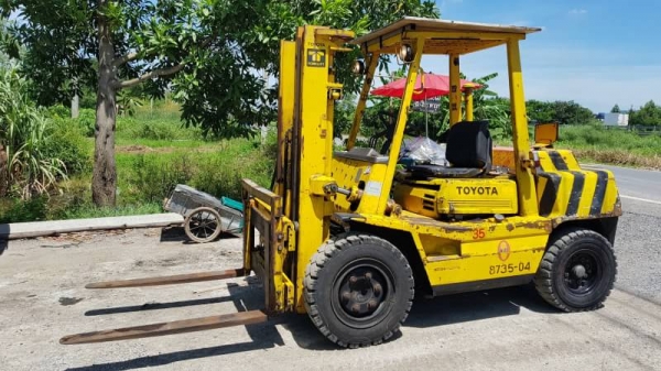 ขายด่วนรถยกดีเซล210,000฿ TOYOTAชั่วโม่งทำงาน น้อย 4FD35ยก4ตันเสา3กะบอกยกสูง3เมตรทูฟรีแผงงาสไลด์รถนอกนำเข้ายังไม่เคยใช้งานในเมืองไทยเลย