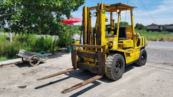 ขายด่วนรถยกดีเซล210,000฿ TOYOTAชั่วโม่งทำงาน น้อย 4FD35ยก4ตันเสา3กะบอกยกสูง3เมตรทูฟรีแผงงาสไลด์รถนอกนำเข้ายังไม่เคยใช้งานในเมืองไทยเลย