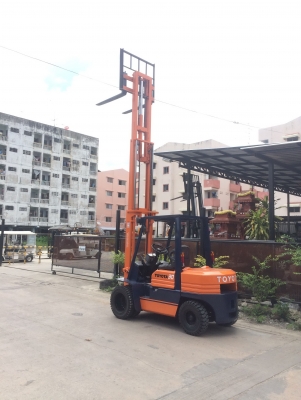 ขายรถยกโฟร์คลิฟท์ยี่ห้อ TOYOTA5 FD-30  เสาสูง 5 เมตร
